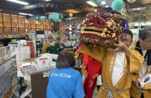 お店に獅子舞がやってきました！商売繁盛・無病息災を祈願