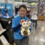 商品棚の上から見守る、カノデンキの招き猫